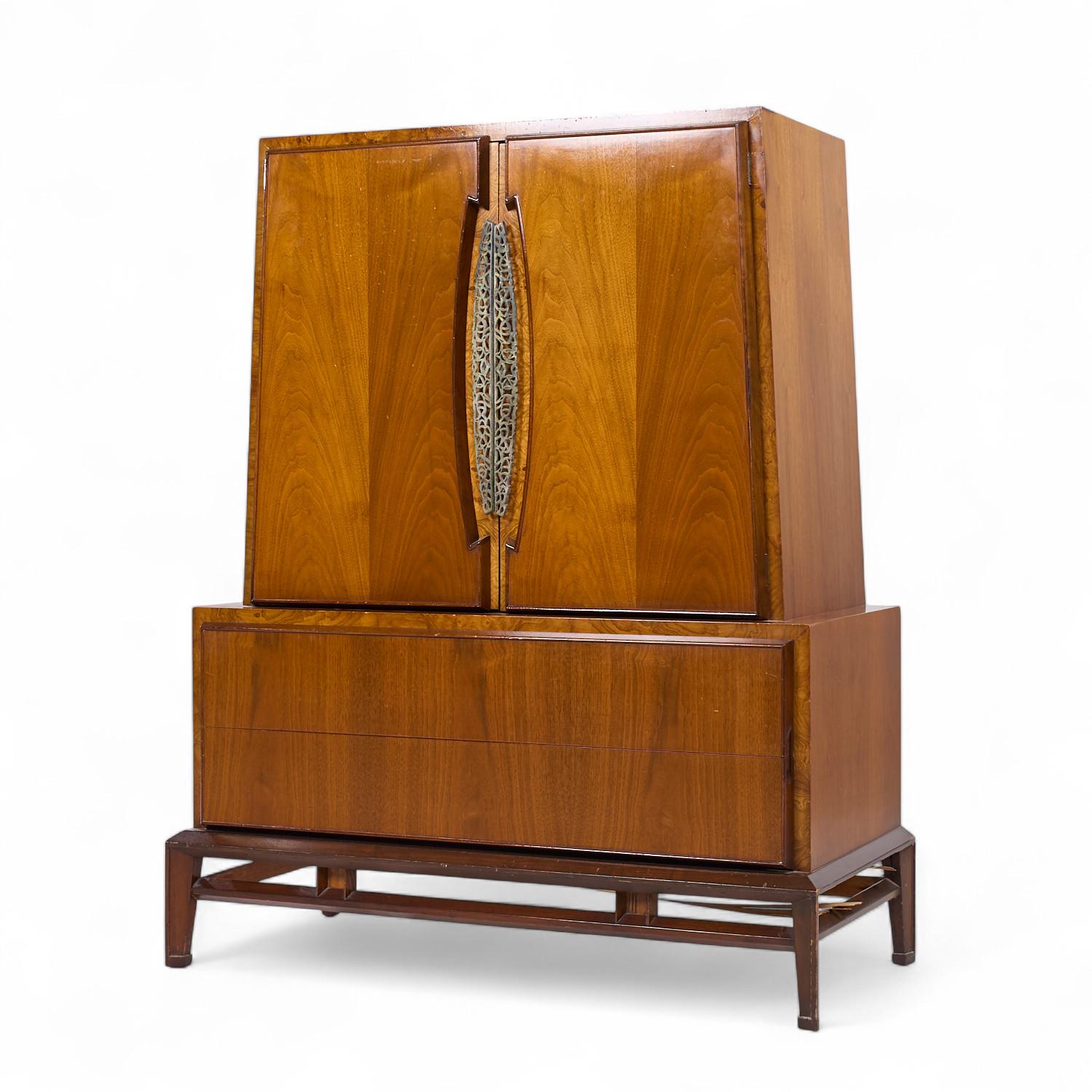 Mid-Century moderno Helen Hobey Helen Baker, cassettone in noce del metà del secolo scorso in vendita