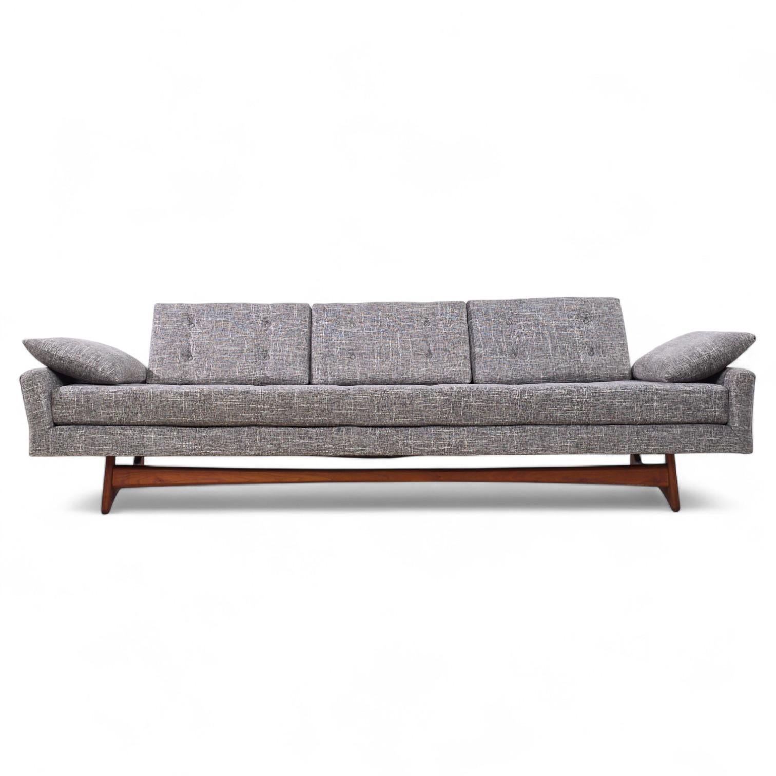 Adrian Pearsall für Craft Associates Gondola Sofa aus Nussbaumholz aus der Mitte des Jahrhunderts

Dieses Sofa misst: 103 breit x 32 tief x 30,5 Zoll hoch, mit einer Sitzhöhe von 18 und Armhöhe von 21 Zoll

Alle Möbelstücke sind in einem so