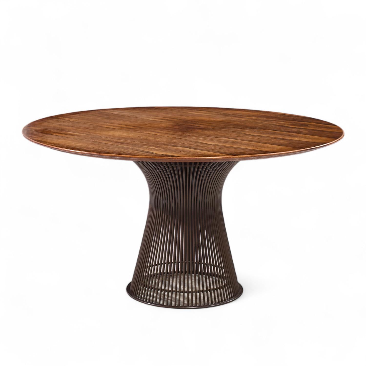 Tavolo da pranzo in legno di palissandro e bronzo di Warren Platner per Knoll, metà del secolo scorso

Questo tavolo da pranzo misura: 54,25 di larghezza x 54,25 di profondità x 28,25 di altezza, con uno spazio per le sedie di 27 pollici.

Tutti i