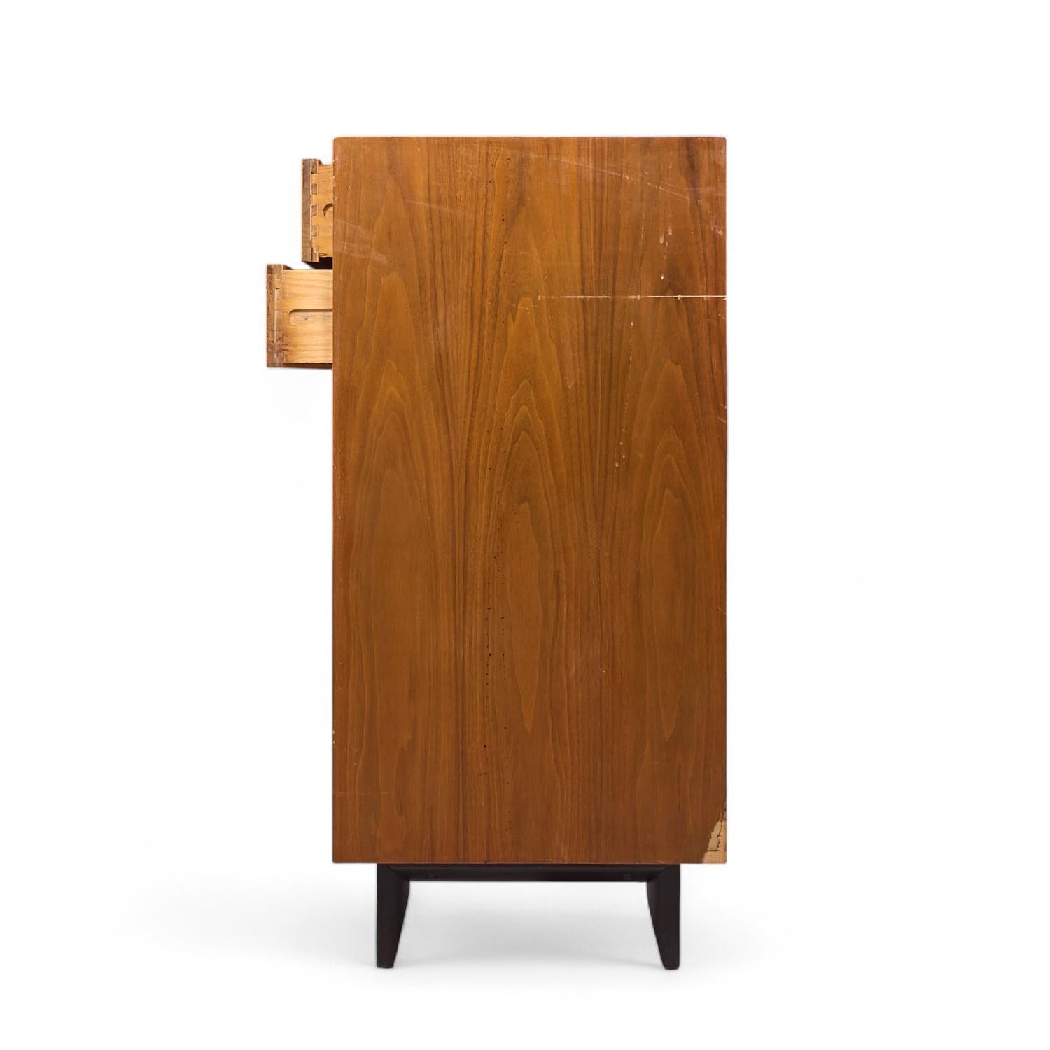 George Nelson for Herman Miller Mid Century Basic Series Walnut Bar Cabinet In Good Condition For Sale In Countryside, IL