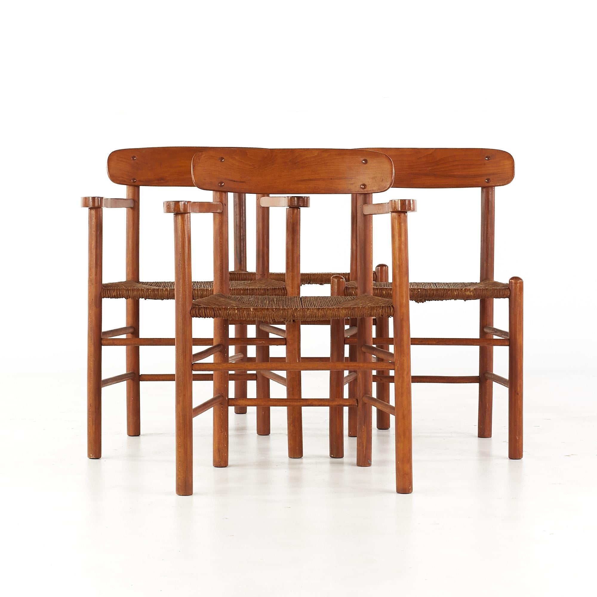 Kurt Ostervig - Sedie da pranzo in teak e canna del Medioevo - Set di 4

Ogni sedia senza braccioli misura: 19,5 larghezza x 15,5 profondità x 31,5 altezza, con un'altezza della seduta di 18,5 pollici.
Ogni sedia da capitano misura: 23,25 di