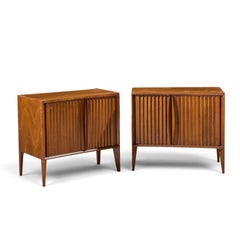 Unagusta Mid Century Nussbaum geschwungene Nachttische - Paar