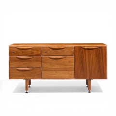Credenza de nogal de mediados de siglo Jens Risom