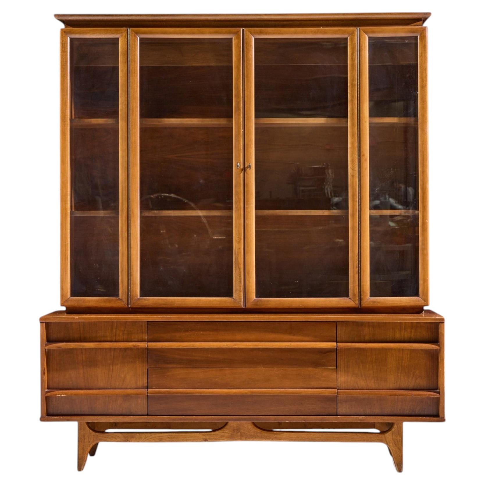 Young Manufacturing Mid Century Nussbaum gebogen Credenza und Hutch