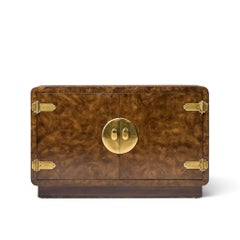 Credenza Mastercraft di metà secolo in legno di radica e ottone