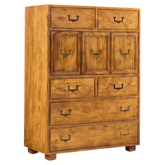 Armario alto «Highboy» de Henredon, estilo «Campaign Mid Century», de roble y latón