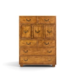 Comò alto "Highboy" della collezione Campaign di Henredon, in rovere e ottone, stile Mid-Century