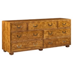 Commode basse en chêne et laiton du milieu du siècle de Henredon Campaigner