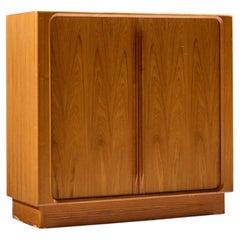 Commode danoise en teck de style « mid-century » à portes à tambour, signée Bernhard Pedersen