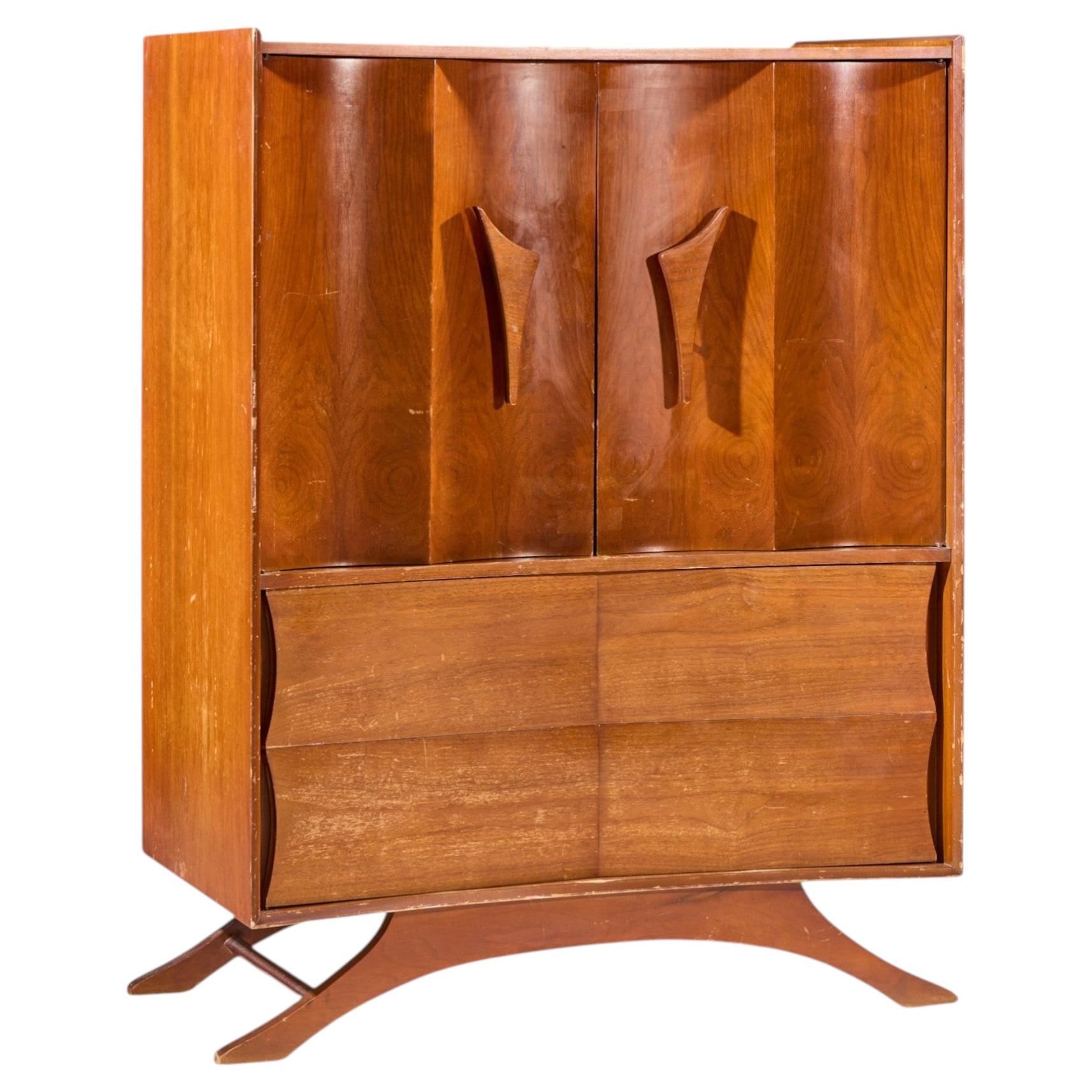 Kommode im Vladimir-Kagan-Stil aus der Mitte des Jahrhunderts, aus Walnussholz, im „Gentlemans Chest“-Stil, „Highboy“-Ausführung im Angebot