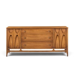 Broyhill Brasilia Mid-Century-Sideboard aus Walnussholz und Messing, 66 Zoll