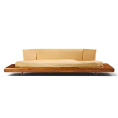 Canapé en noyer « Mid Century » 2006-S, conçu par Adrian Pearsall pour Craft Associates