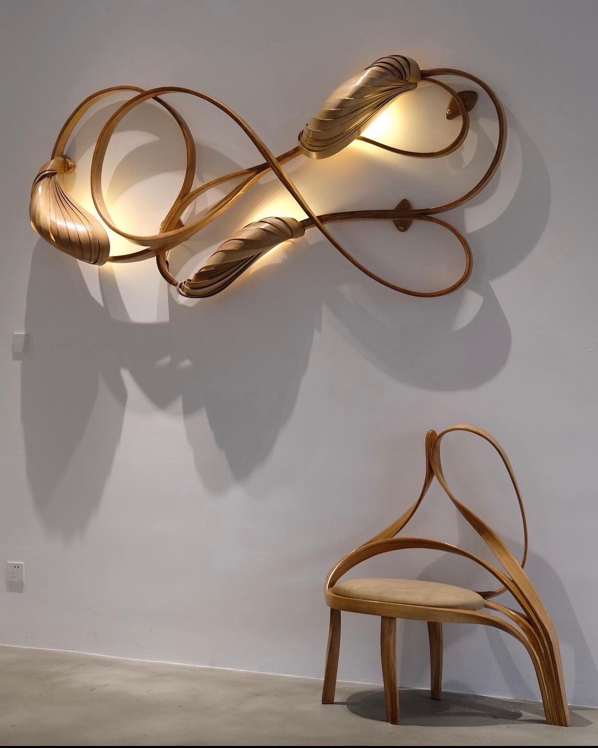 Le Flush Mount Light 2 se fixe étroitement au plafond. Il a été fabriqué en bois de frêne massif en courbant le bois. Trois structures en bois en forme de cocon portent les ampoules et diffusent la lumière entre les structures en bois.

La série
