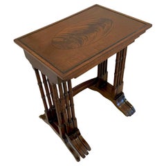 Ancien nid de quatre tables en acajou de qualité édouardienne