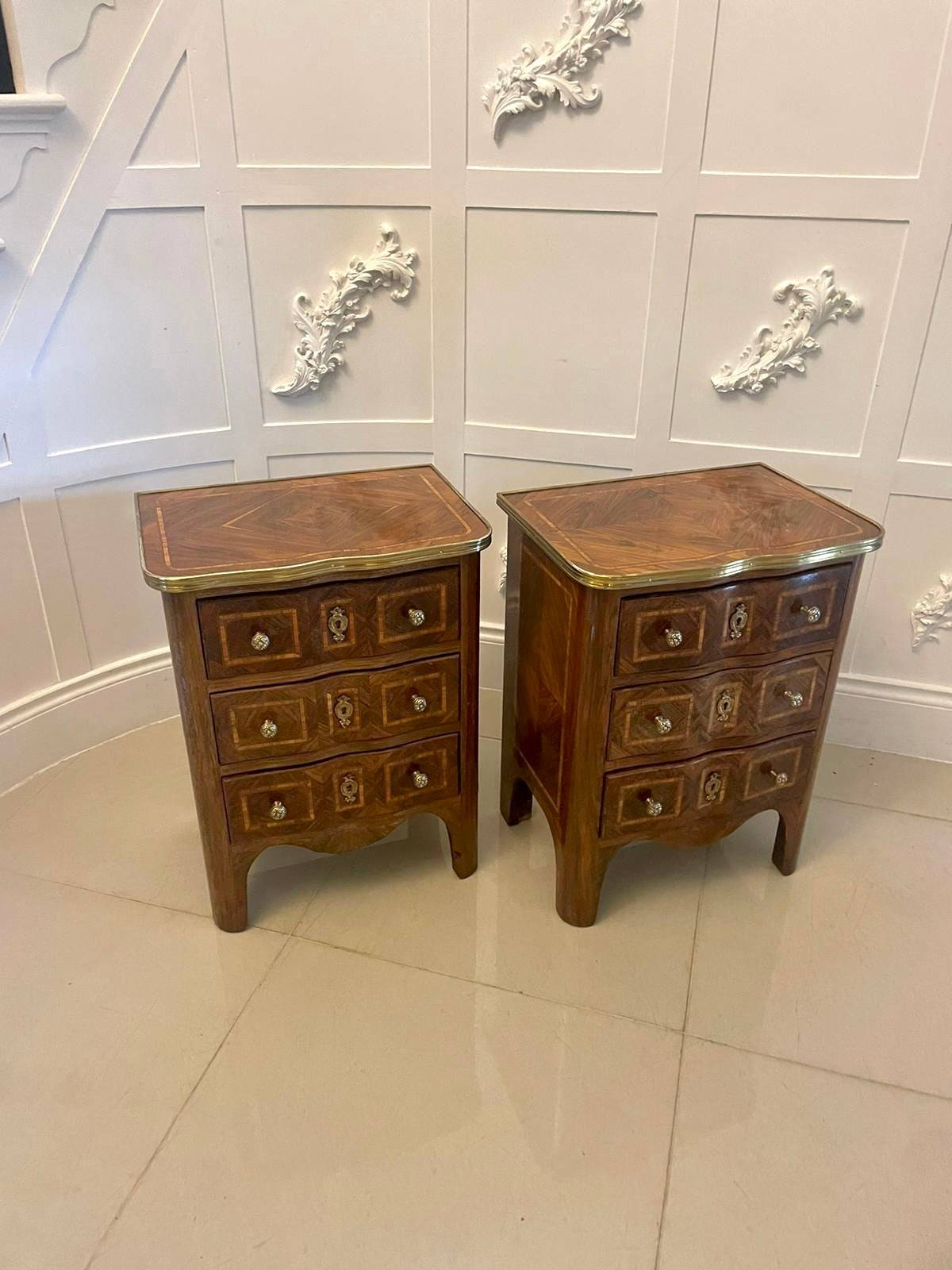 Paire de tables de chevet anciennes en bois de roi de qualité française et victorienne