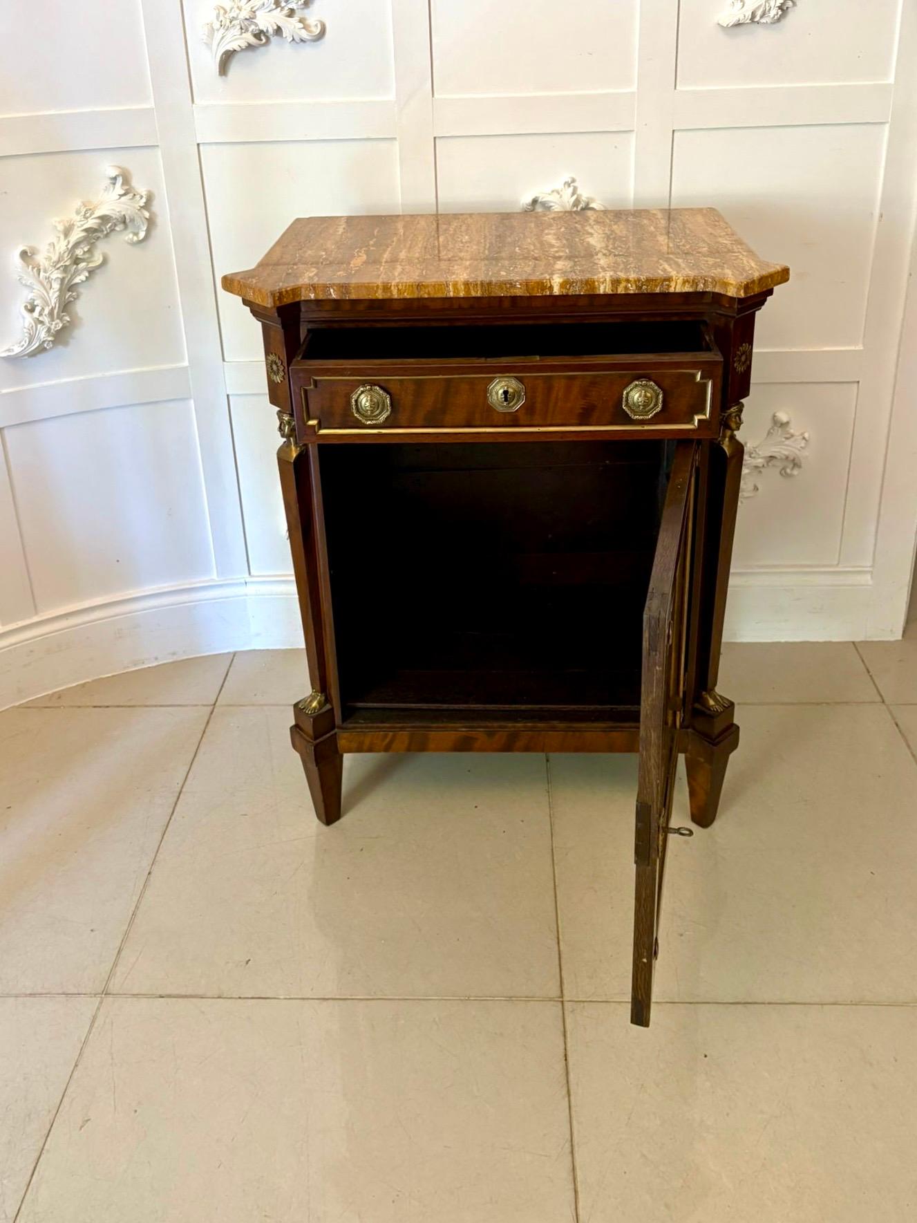 Antique French del XIX secolo, mobile laterale con piano in marmo in mogano figurato di qualità in vendita 1