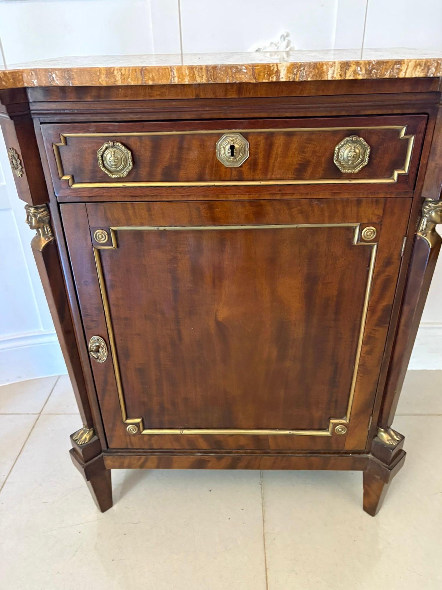 Antique French del XIX secolo, mobile laterale in mogano figurato con piano in marmo superiore sopra un cassetto singolo in mogano figurato con maniglie originali in ottone, porta singola in mogano figurato con modanatura in ottone dorato che si
