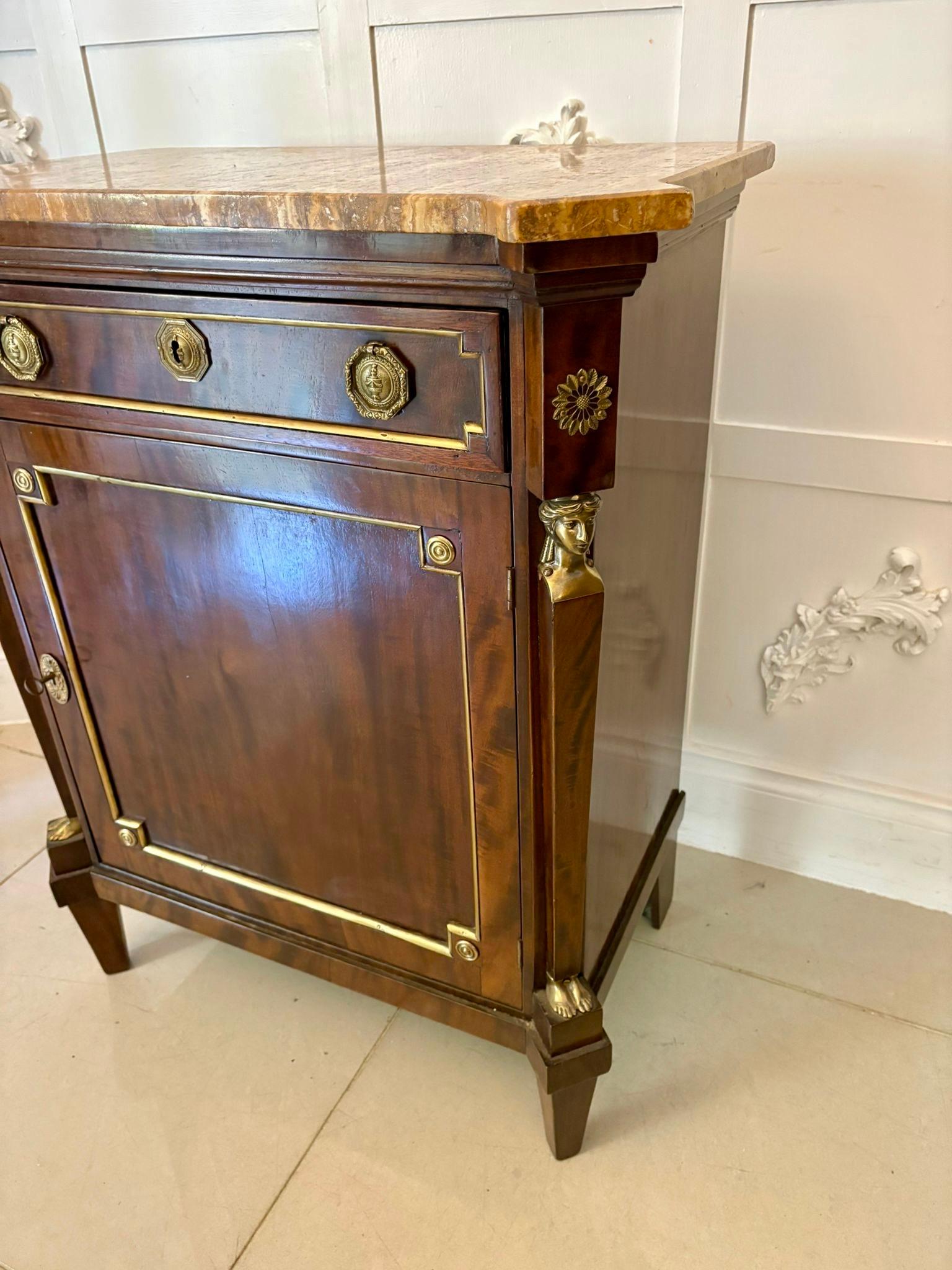 Altro Antique French del XIX secolo, mobile laterale con piano in marmo in mogano figurato di qualità in vendita