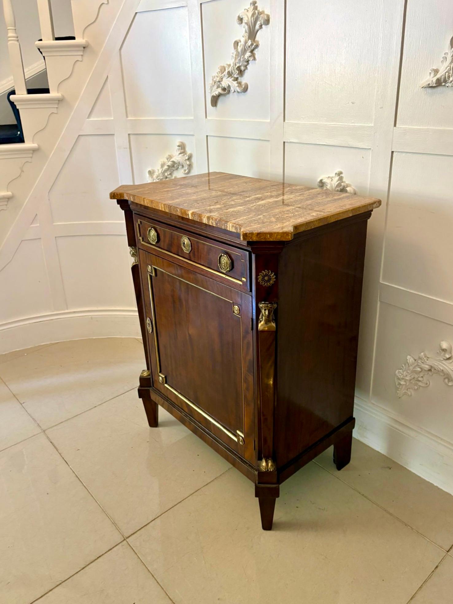 Antique French del XIX secolo, mobile laterale con piano in marmo in mogano figurato di qualità in vendita 5