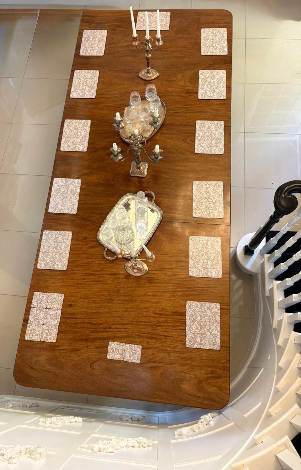 Table de salle à manger à deux piliers en acajou figuré de George III de qualité supérieure, 16 places, avec un plateau en acajou figuré de qualité supérieure et une grande feuille supplémentaire soutenue par des colonnes à piédestal tournées