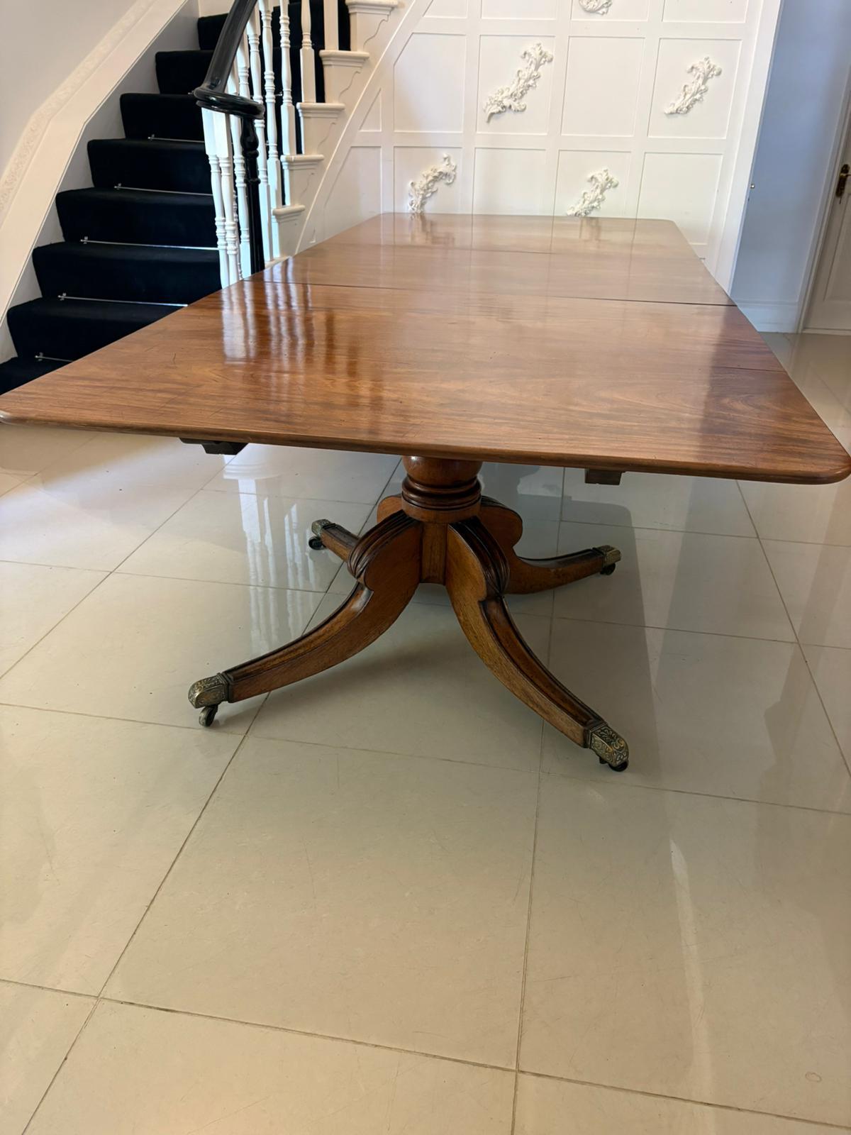 XIXe siècle Table de salle à manger 16 places en acajou ancien figuré à deux piliers de qualité exceptionnelle en vente
