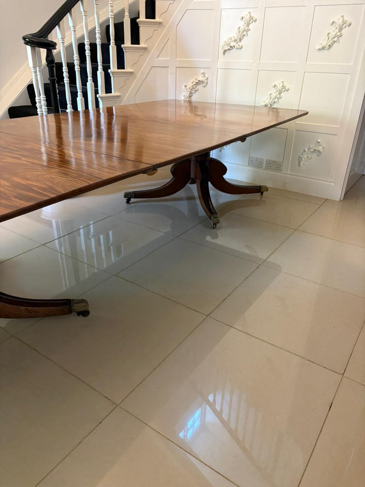 Table de salle à manger 16 places en acajou ancien figuré à deux piliers de qualité exceptionnelle Bon état - En vente à Suffolk, GB