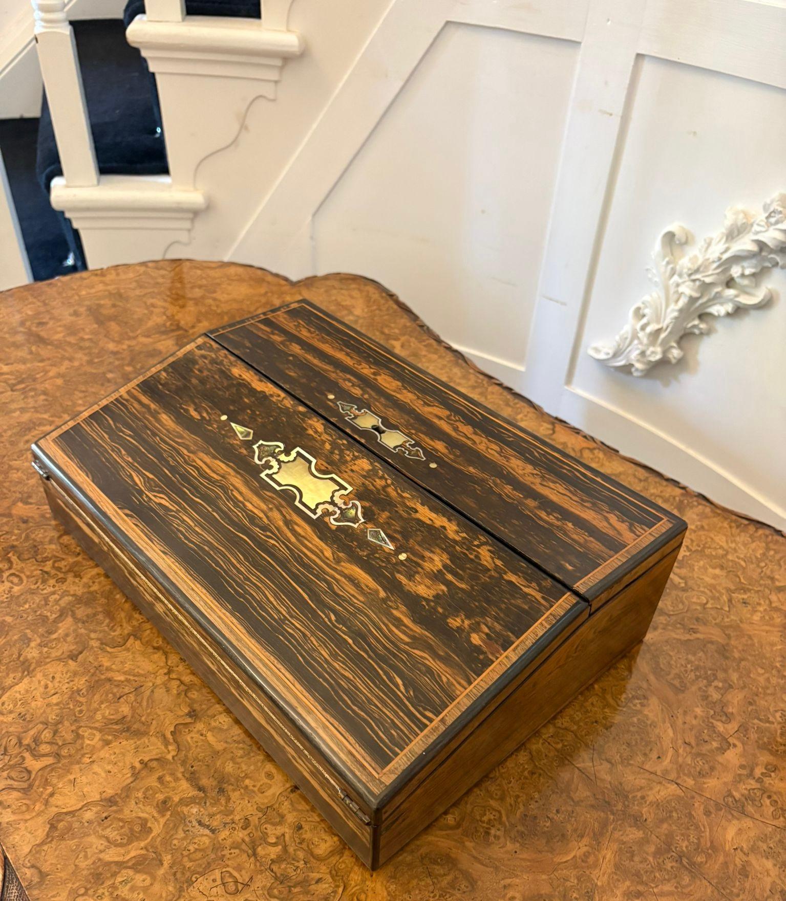 Boîte à écrire victorienne inhabituelle en bois de coromandel incrusté, avec des couvercles relevables en bois de coromandel incrusté s'ouvrant pour révéler une surface d'écriture en cuir vert s'ouvrant pour révéler des compartiments de rangement et