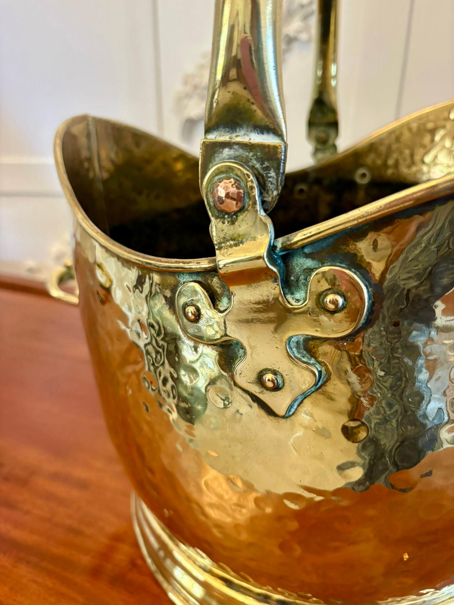 Antique Edwardian quality brass helmet shaped coal shuttle having a quality brass helmet shaped coal shuttle with a carrying swing handle raised on a circular base.

Dimensions:
Height 46 cm (18.11 in)
Width 38 cm (14.96 in)
Depth 32 cm (12.60