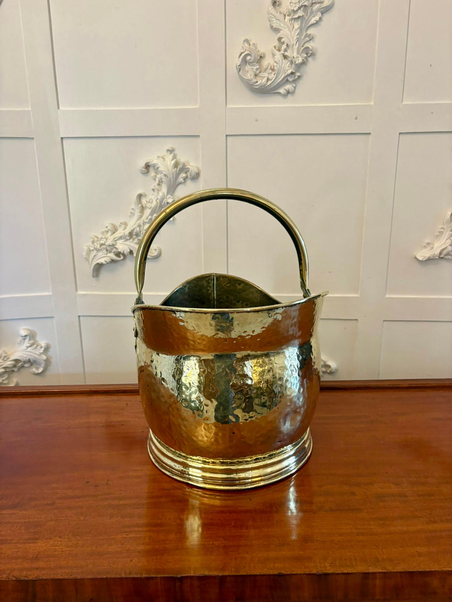 Antique Edwardian Quality Brass Helmet Shaped Coal Shuttle In Good Condition For Sale In Suffolk, GB