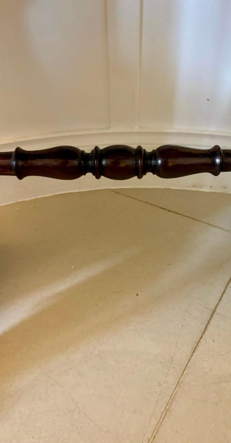Table de lampe ovale en bois de padouk de qualité victorienne inhabituelle en vente 6