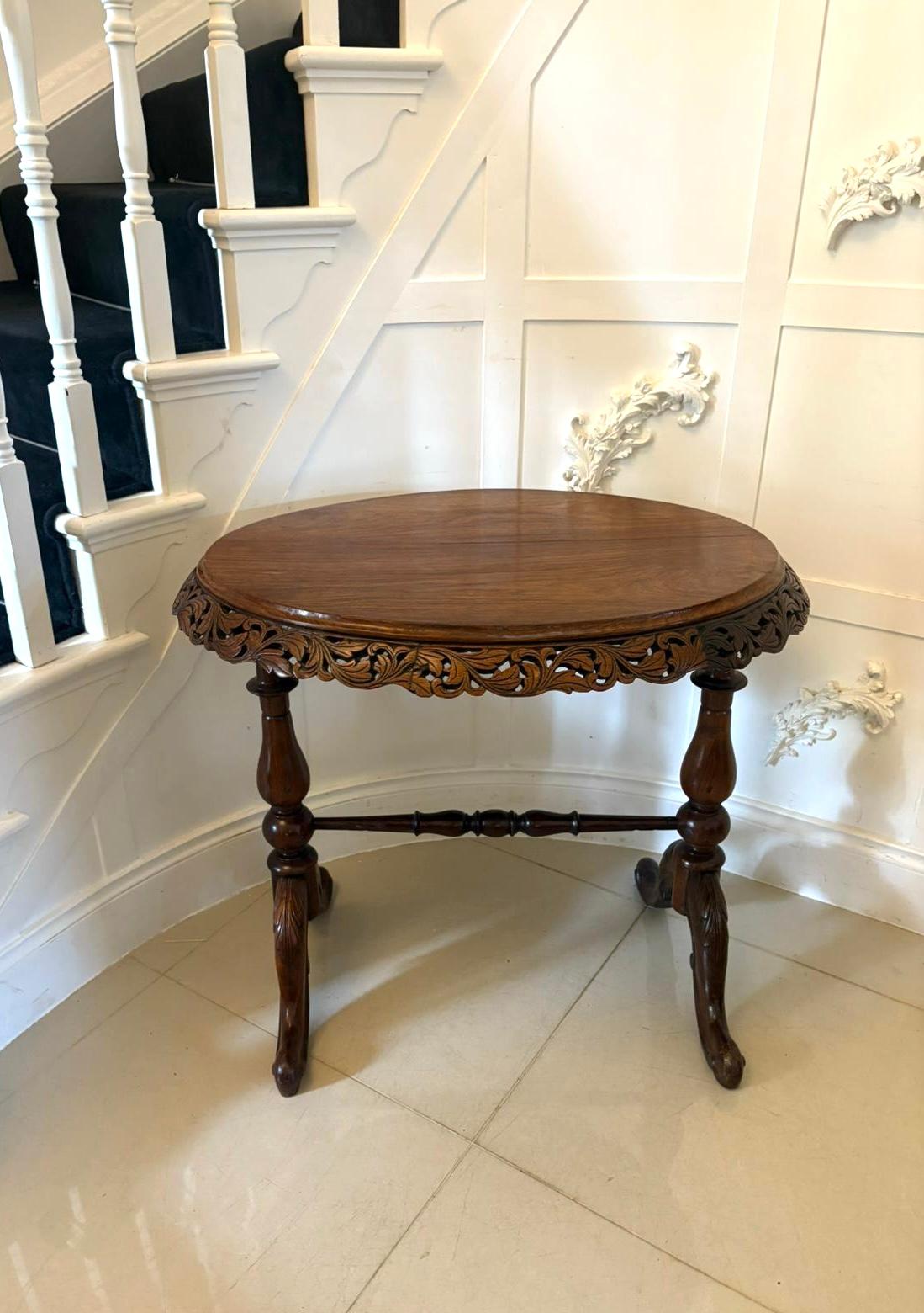 Anglais Table de lampe ovale en bois de padouk de qualité victorienne inhabituelle en vente