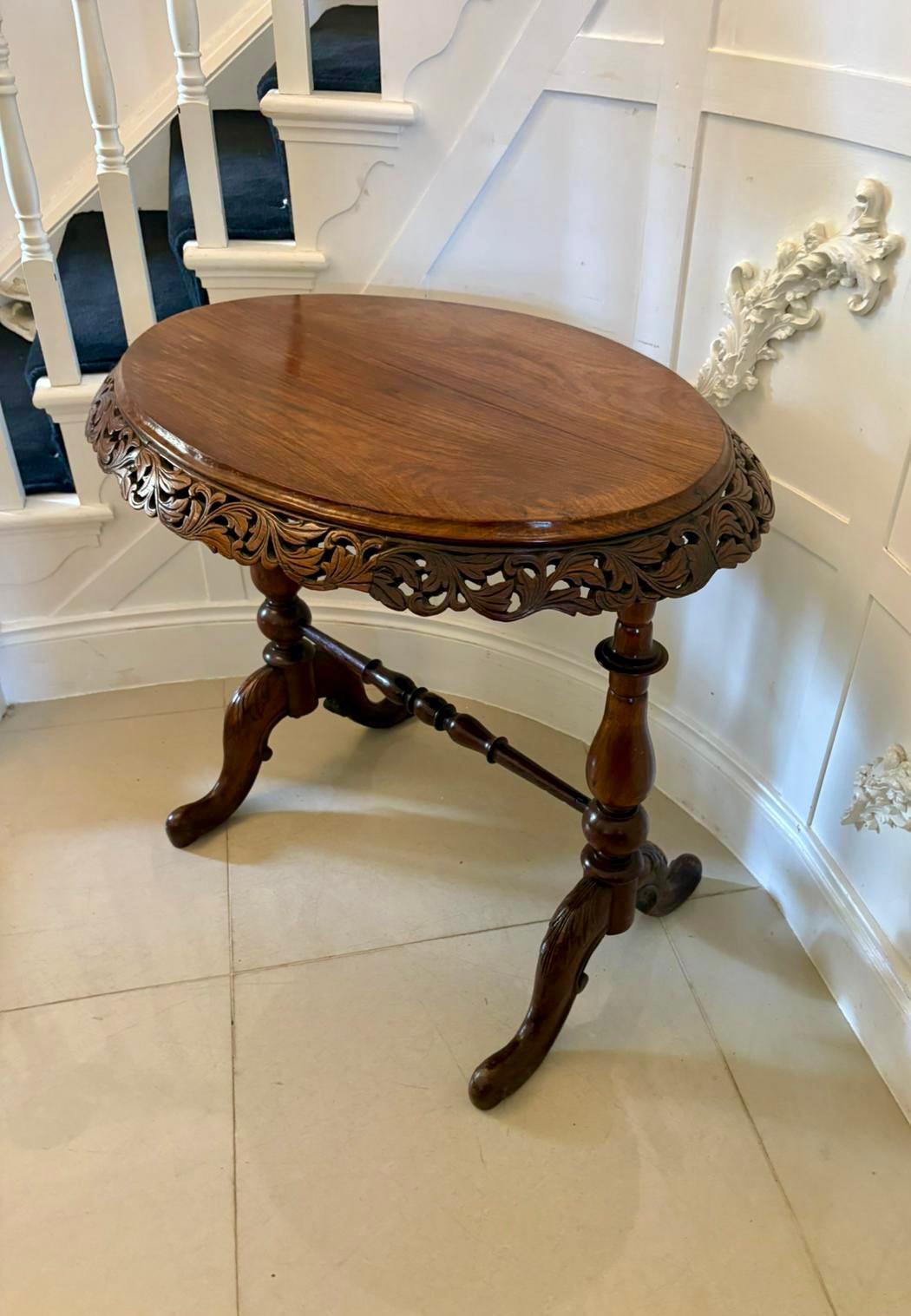 Table de lampe ovale en bois de padouk de qualité victorienne inhabituelle Bon état - En vente à Suffolk, GB