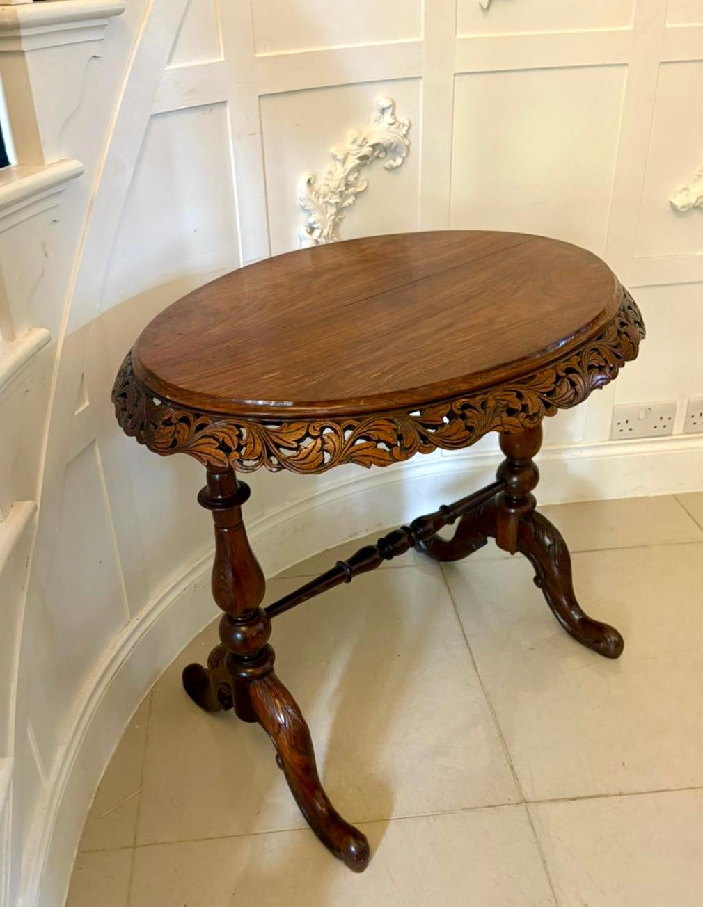 Padouk Table de lampe ovale en bois de padouk de qualité victorienne inhabituelle en vente