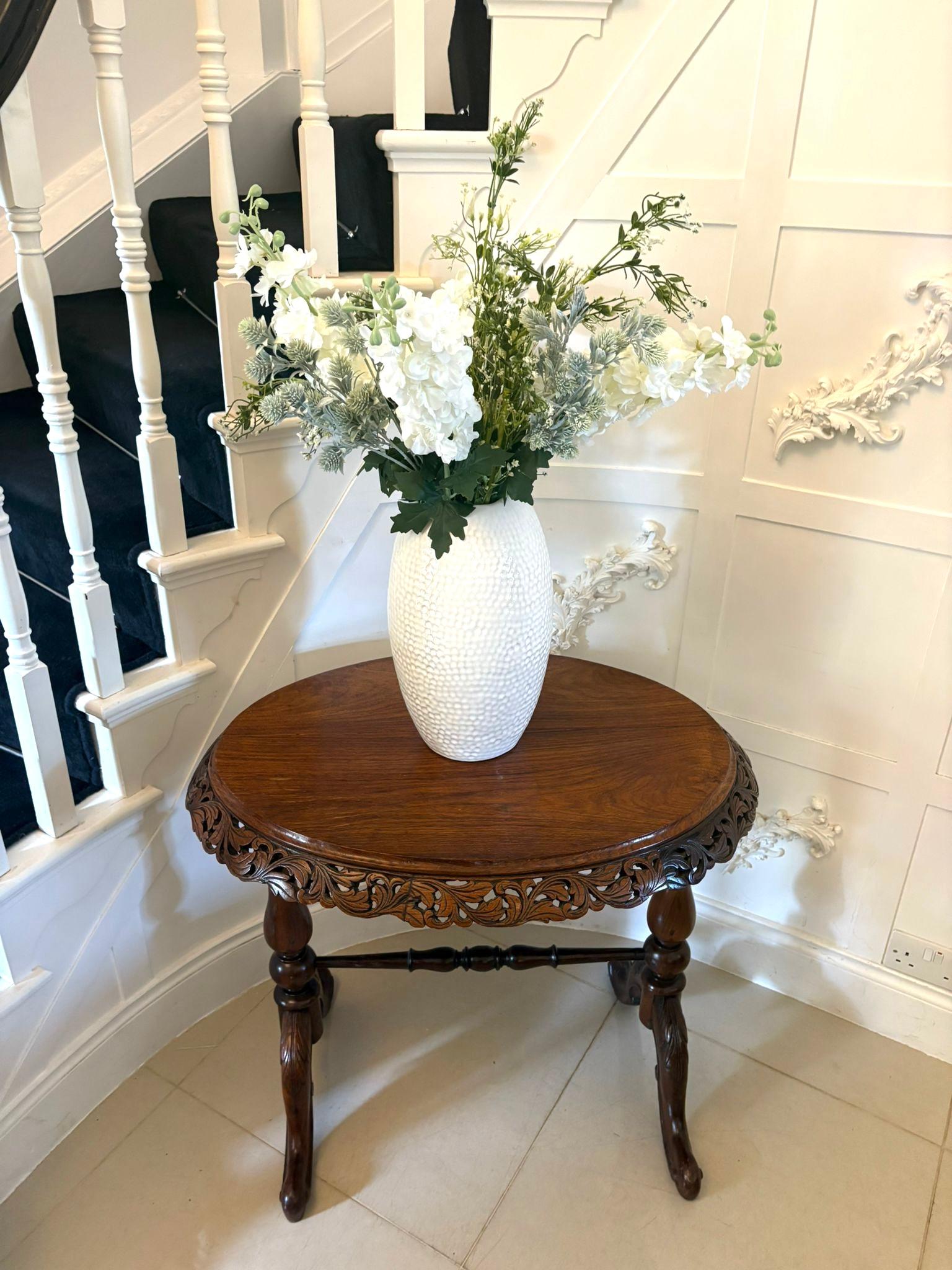 XIXe siècle Table de lampe ovale en bois de padouk de qualité victorienne inhabituelle en vente