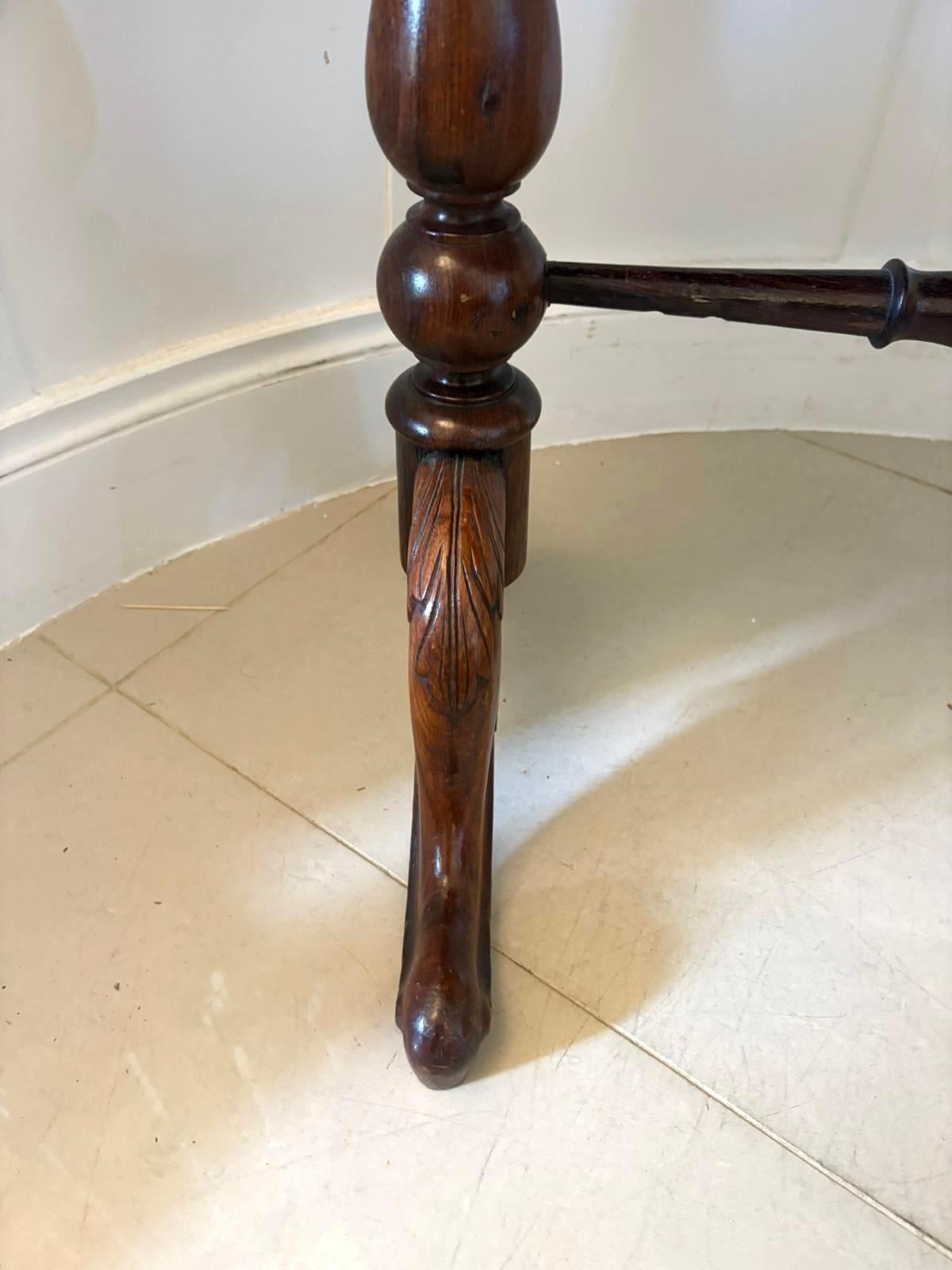 Table de lampe ovale en bois de padouk de qualité victorienne inhabituelle en vente 4