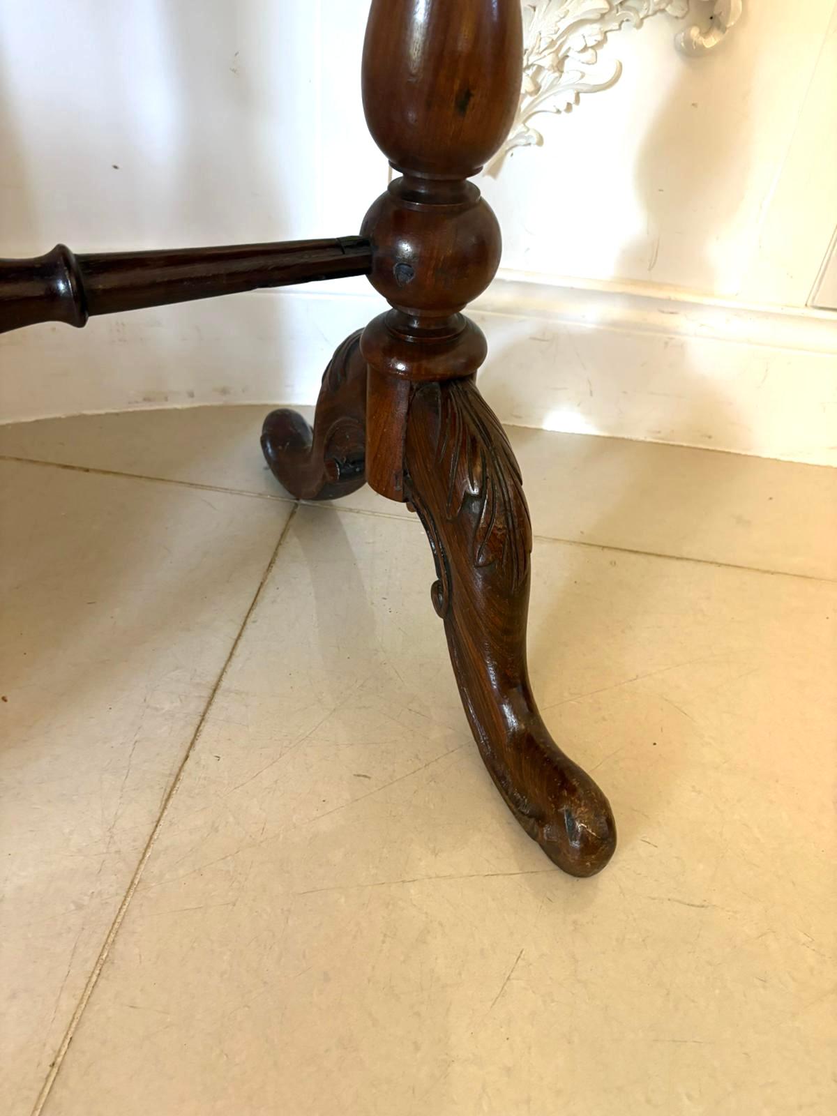 Table de lampe ovale en bois de padouk de qualité victorienne inhabituelle en vente 5