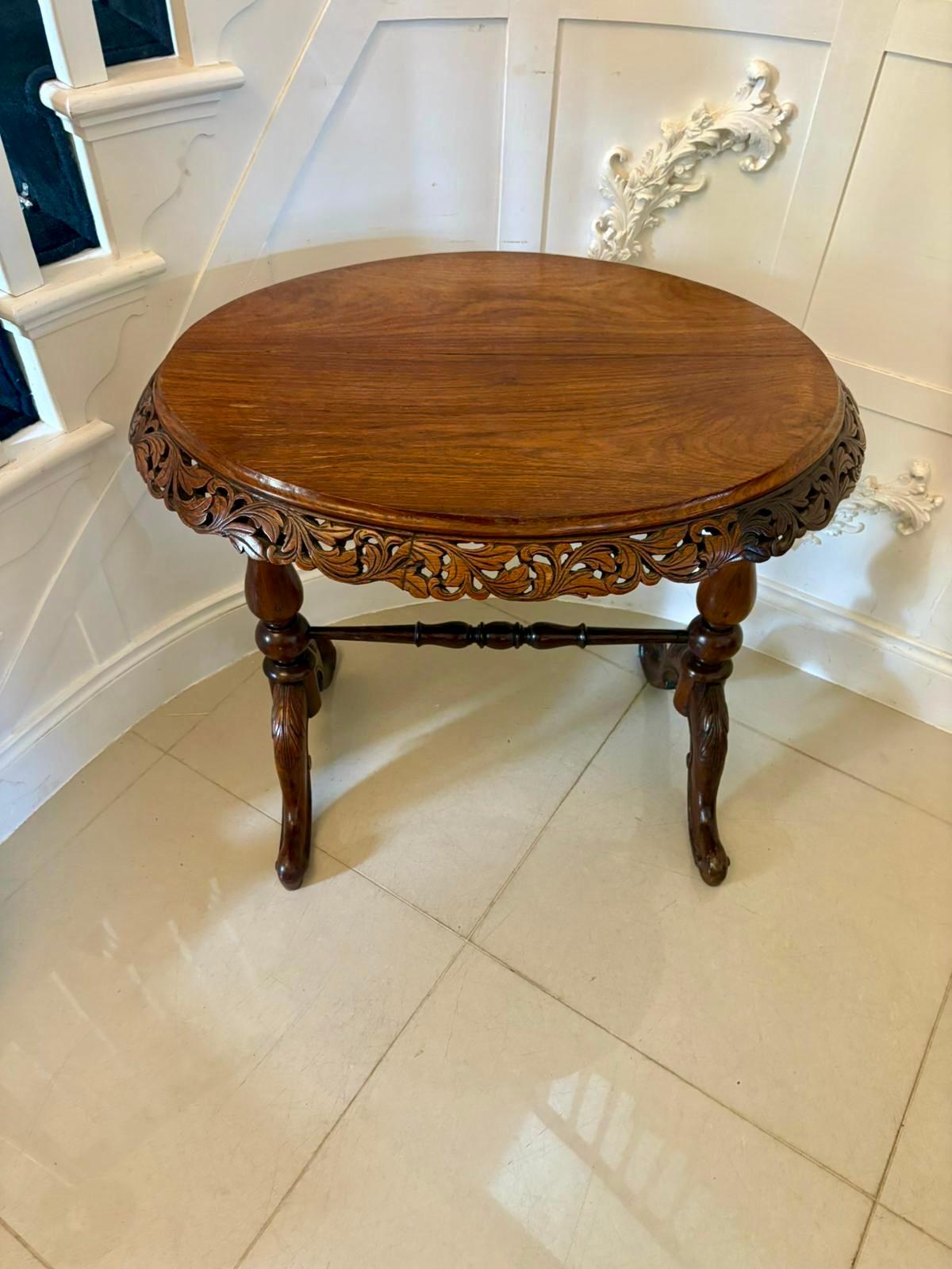 Table de lampe ovale en bois de padouk de qualité victorienne inhabituelle en vente 3