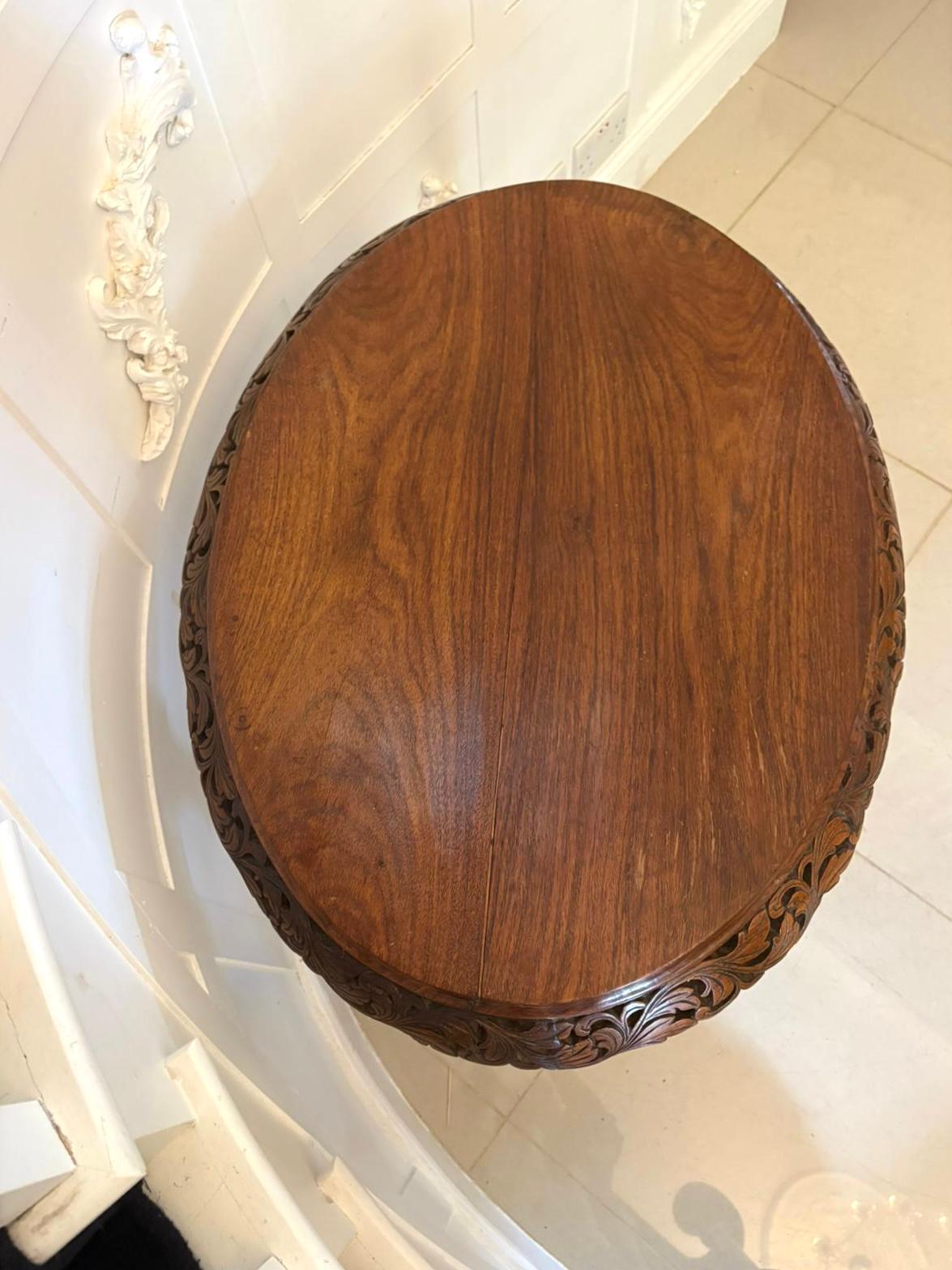 Table de lampe ovale en bois de padouk de qualité victorienne inhabituelle en vente 2