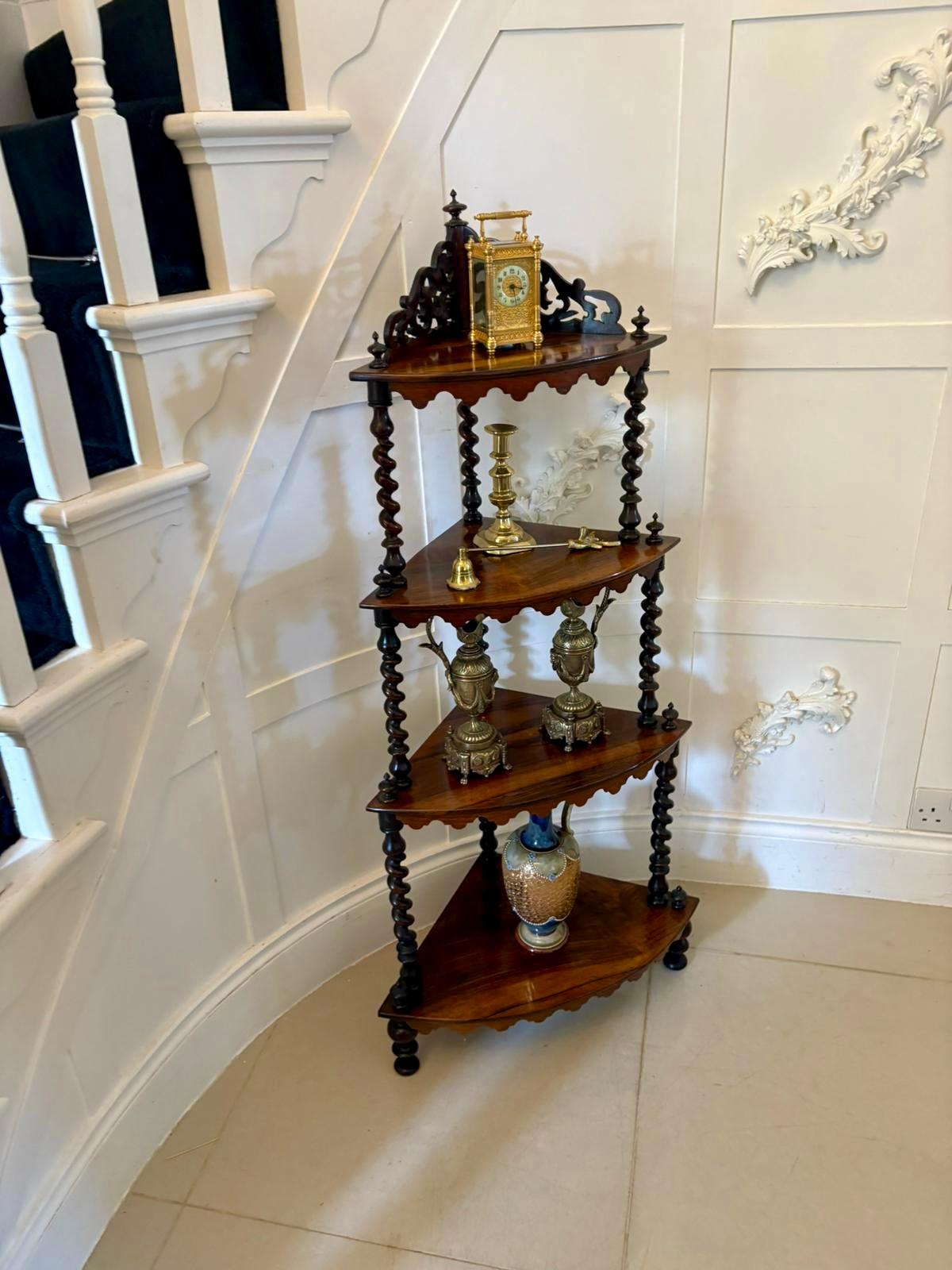 Splendido mobile d'angolo vittoriano a 4 livelli in palissandro, con un piano in palissandro intagliato di qualità superba che sovrasta 4 ripiani da esposizione sostenuti da raffinati supporti a forma di torsione d'orzo, fregi intagliati che