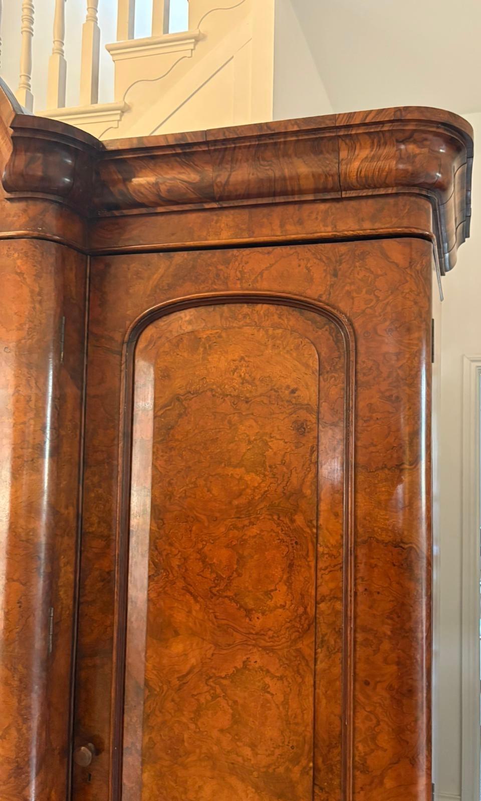 Armadio a 3 ante in radica di noce di qualità eccezionale, con cornice ad arco in radica di noce intagliata di qualità superiore sopra un piano ad arco singolo, porta a specchio in radica di noce che si apre per rivelare un interno attrezzato