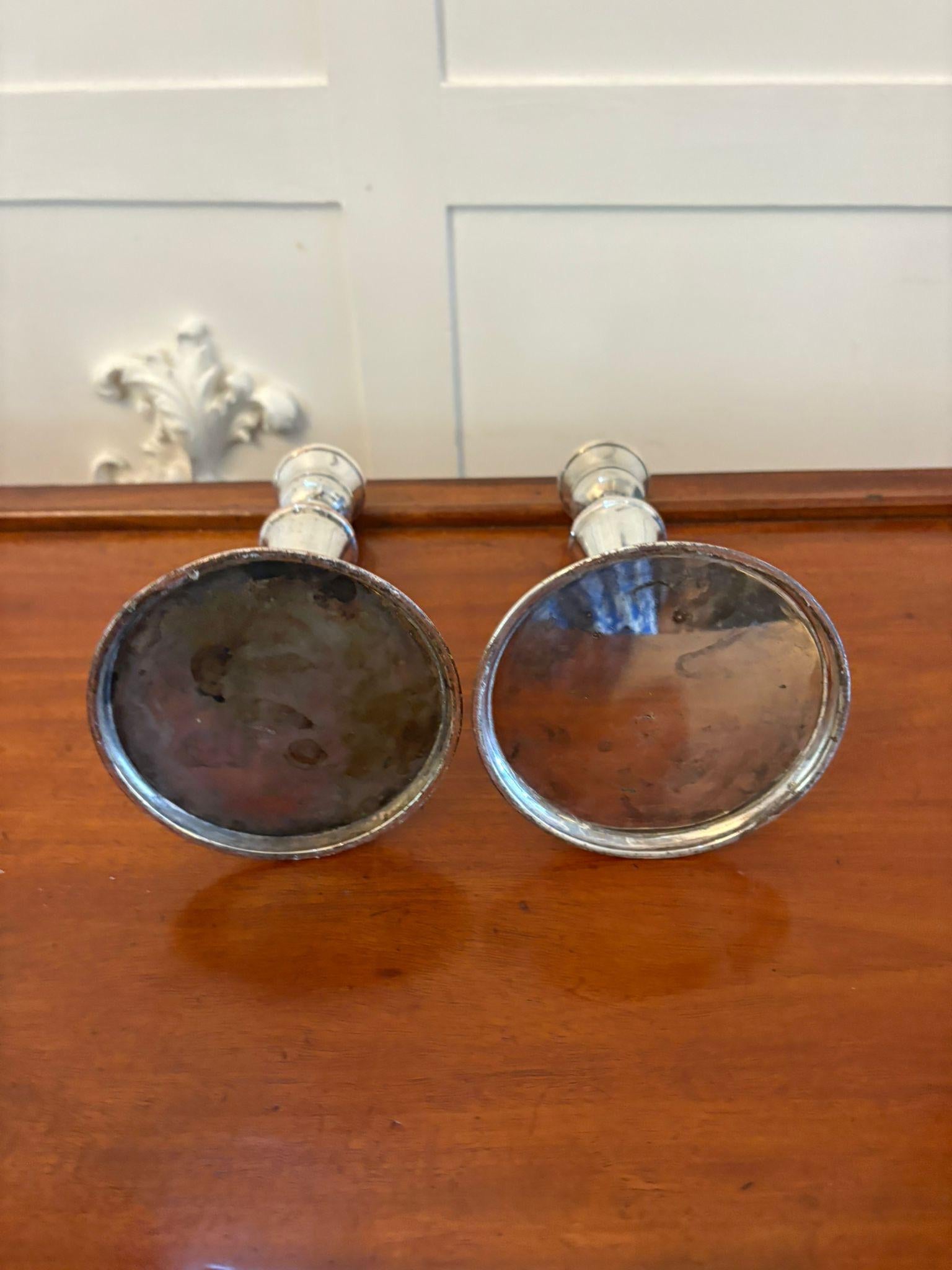 Zwei antike versilberte Kandelaber in edwardianischer Qualität mit einem abnehmbaren, dreifach verzweigten Deckel über einem eleganten versilberten Kerzenhalter auf einem runden, abgestuften Sockel.

Ein charmantes Paar in super