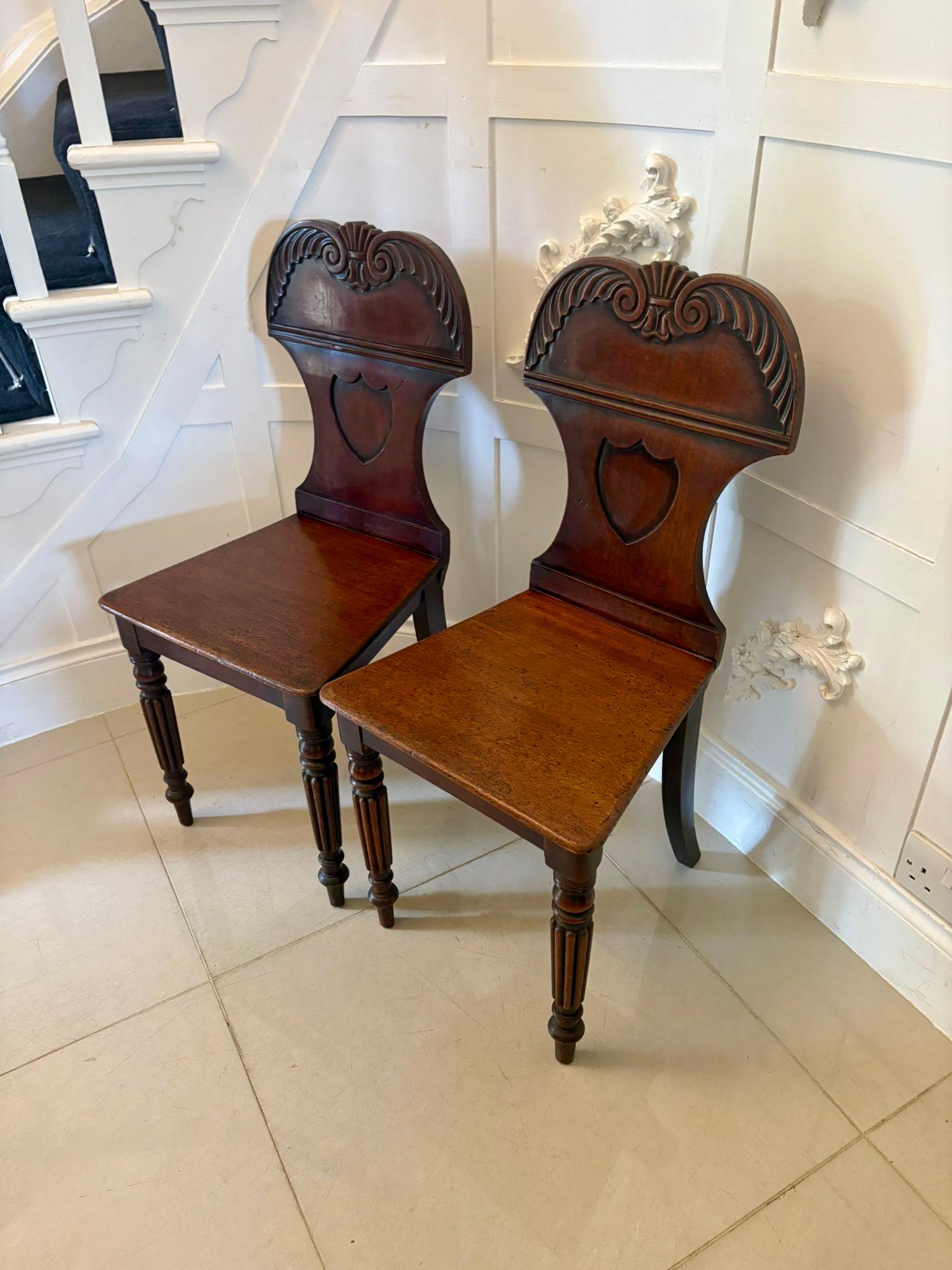 Paar antike geschnitzte Mahagoni-Dielenstühle in Regency-Qualität im Zustand „Gut“ im Angebot in Suffolk, GB