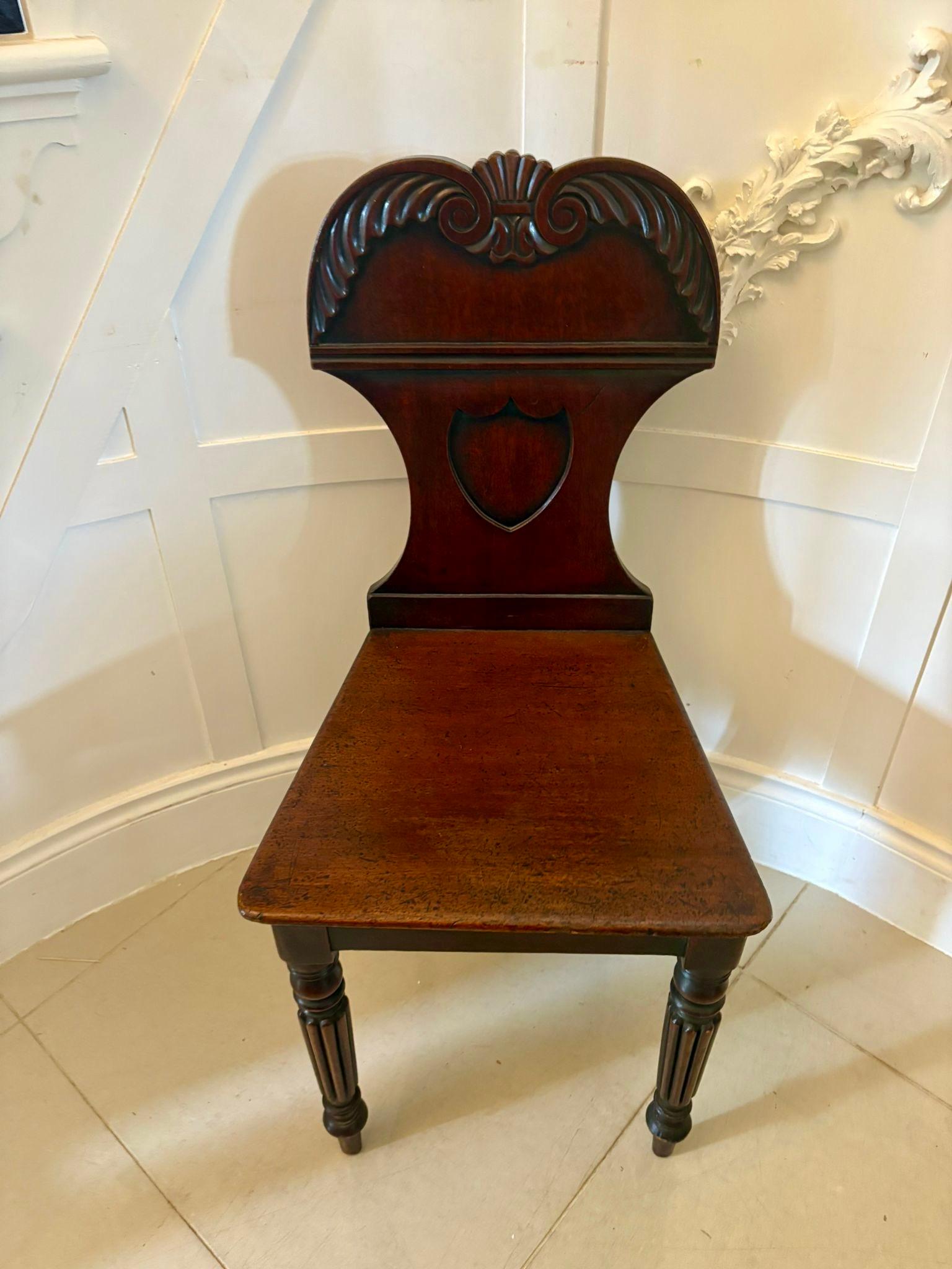 Paar antike geschnitzte Mahagoni-Dielenstühle in Regency-Qualität im Angebot 1