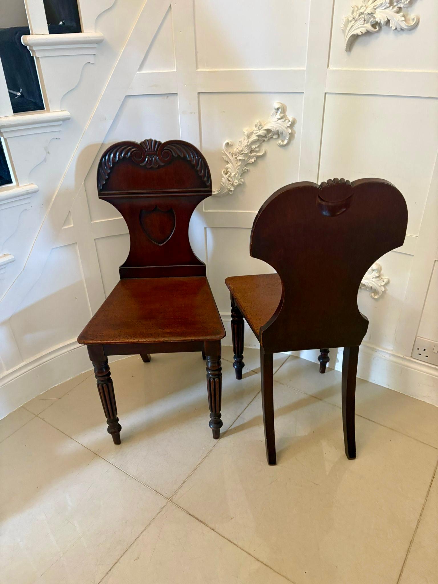Paar antike geschnitzte Mahagoni-Dielenstühle in Regency-Qualität im Angebot 2