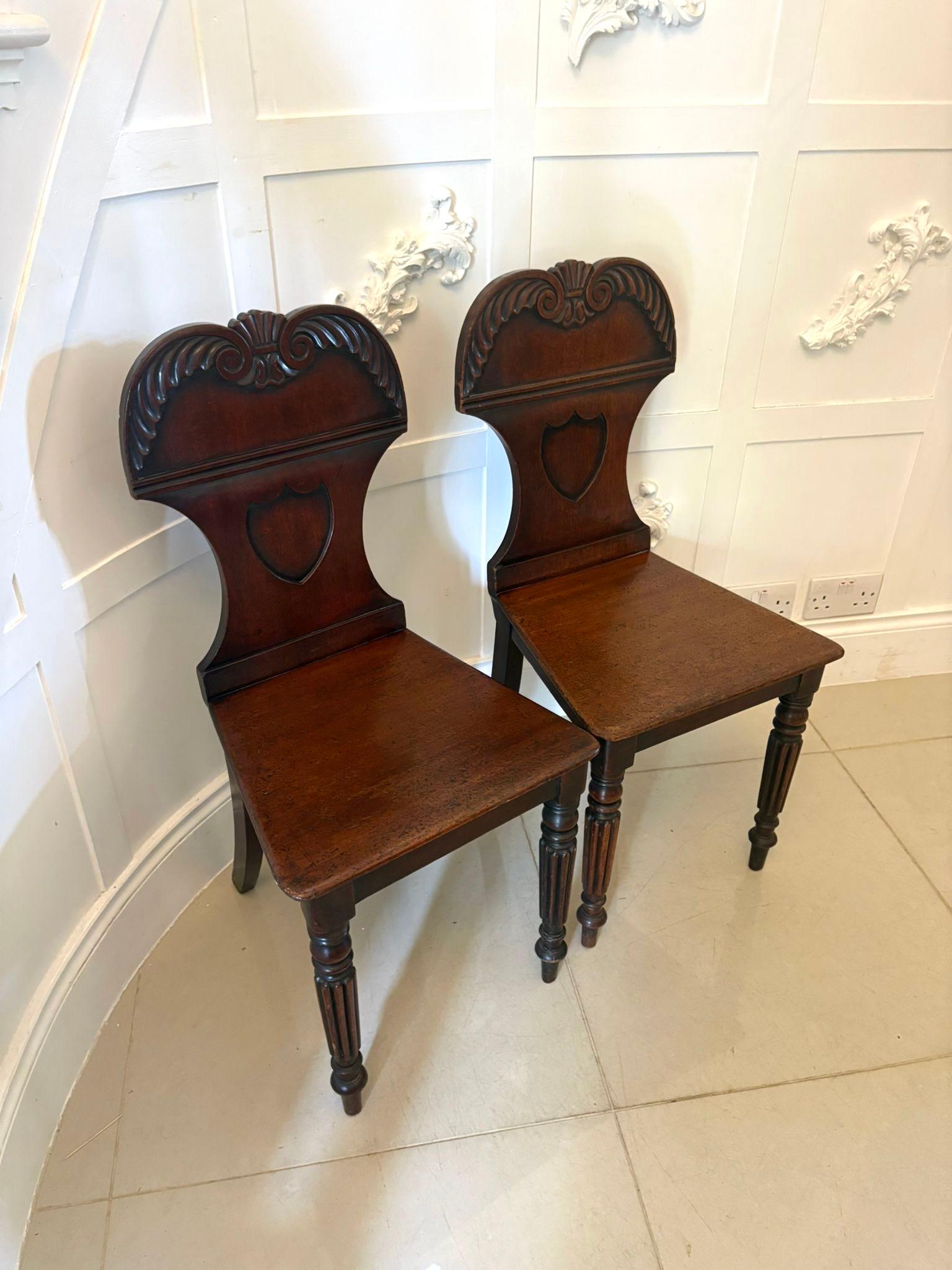 Paar antike geschnitzte Mahagoni-Dielenstühle in Regency-Qualität im Angebot 3