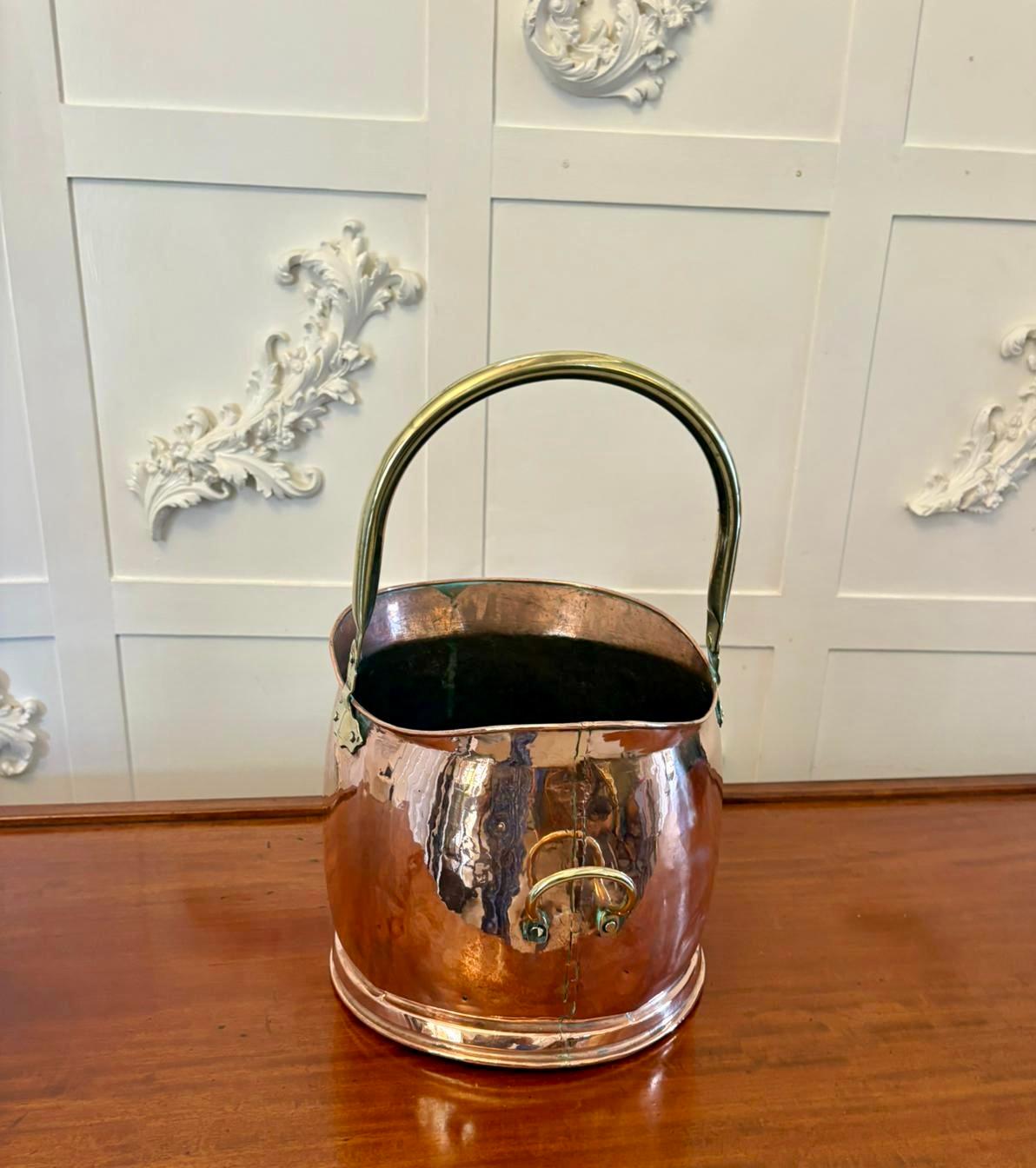Antico carbonaio a forma di casco in rame e ottone di qualità edoardiana 
con maniglie di trasporto in ottone di qualità attaccate a un casco sagomato in rame per il trasporto del carbone.     

Dimensioni:
Altezza 40 cm (15.75 in)
Larghezza 32 cm