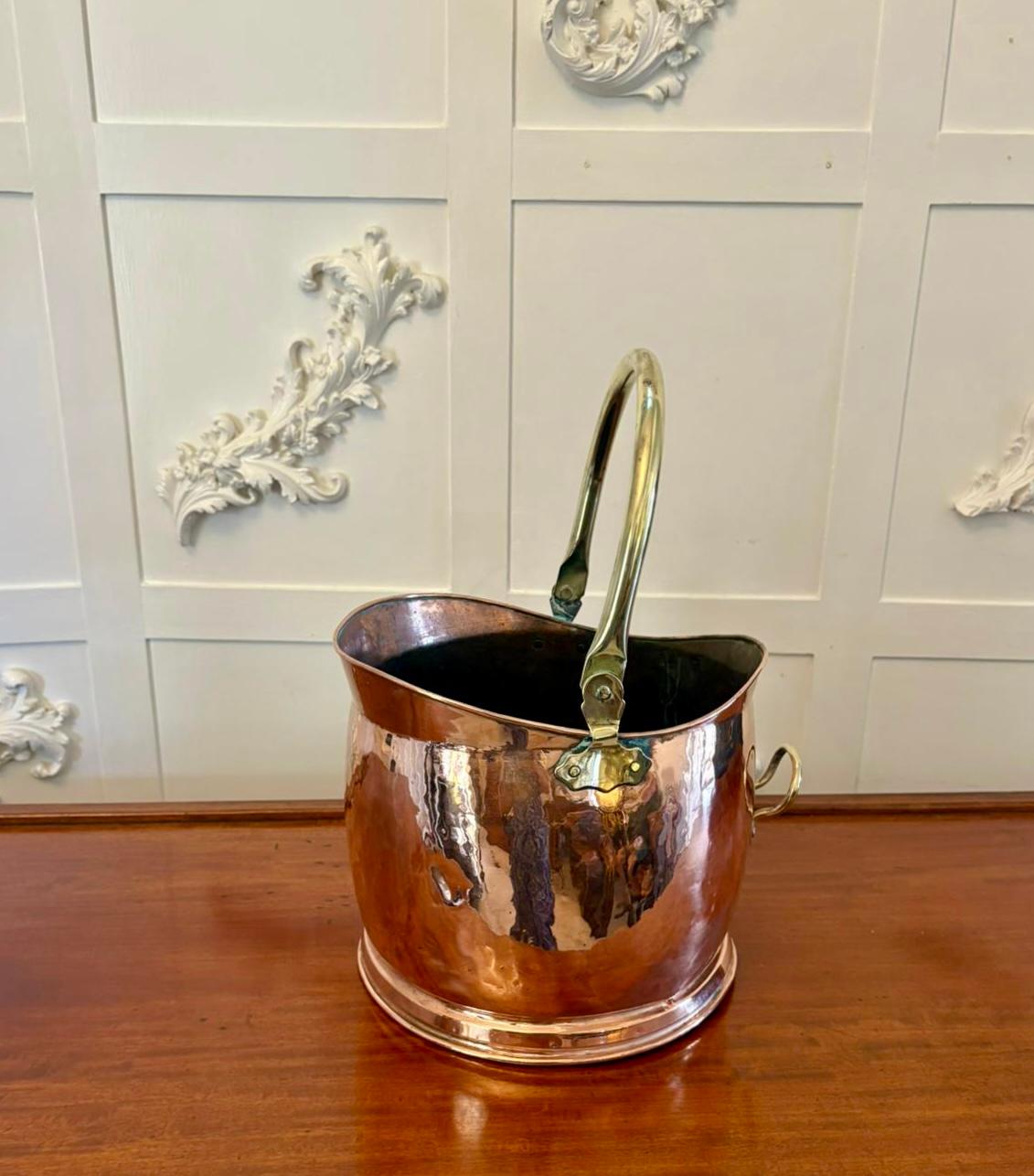 Edoardiano Antico scuttle per carbone a forma di casco in rame e ottone di qualità edoardiana in vendita