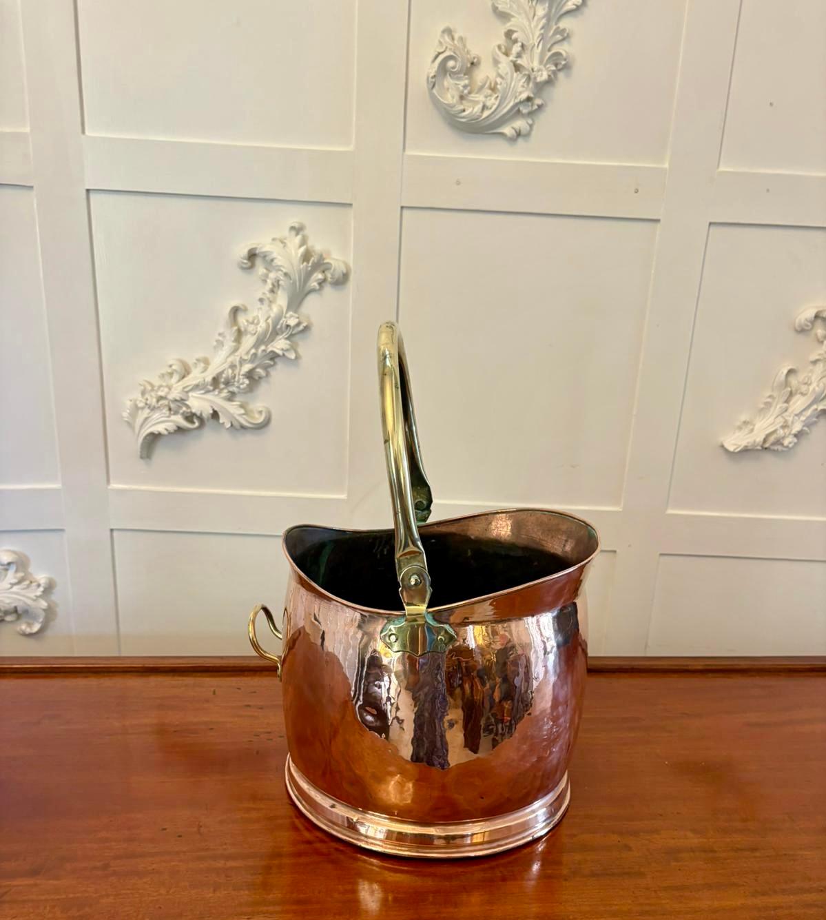 Antico scuttle per carbone a forma di casco in rame e ottone di qualità edoardiana In condizioni buone in vendita a Suffolk, GB