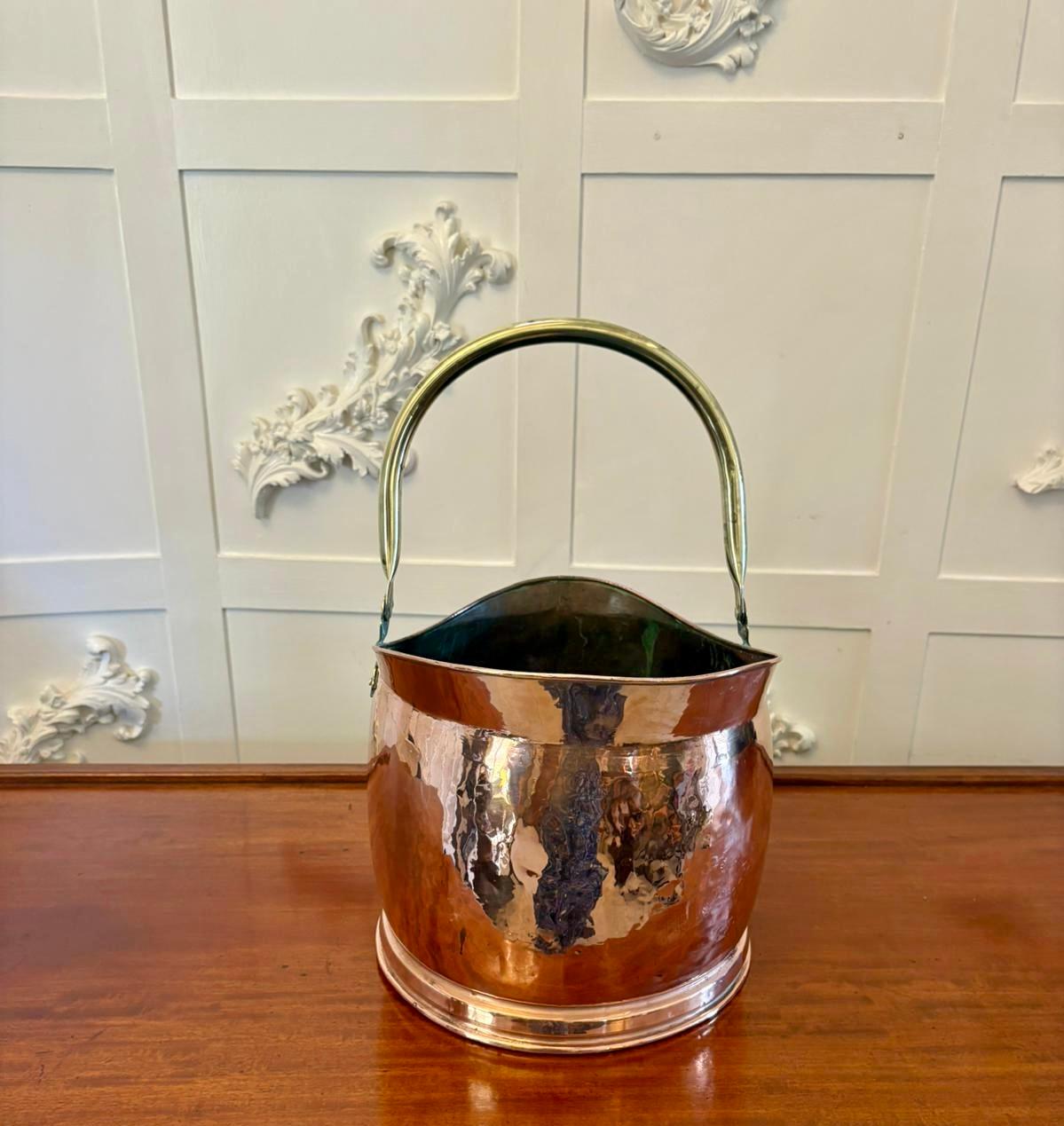Inglese Antico scuttle per carbone a forma di casco in rame e ottone di qualità edoardiana in vendita
