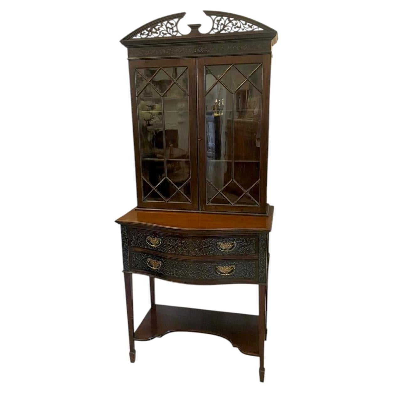 Vitrine antique en acajou sculpté de style victorien du XIXe siècle, de grande qualité en vente